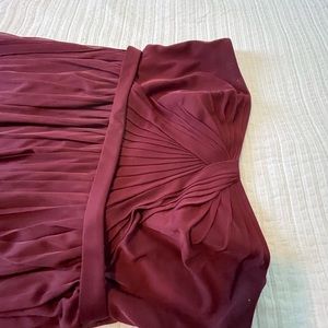 Gorgeous burgundy dress strapless and adjustable straps to play with.